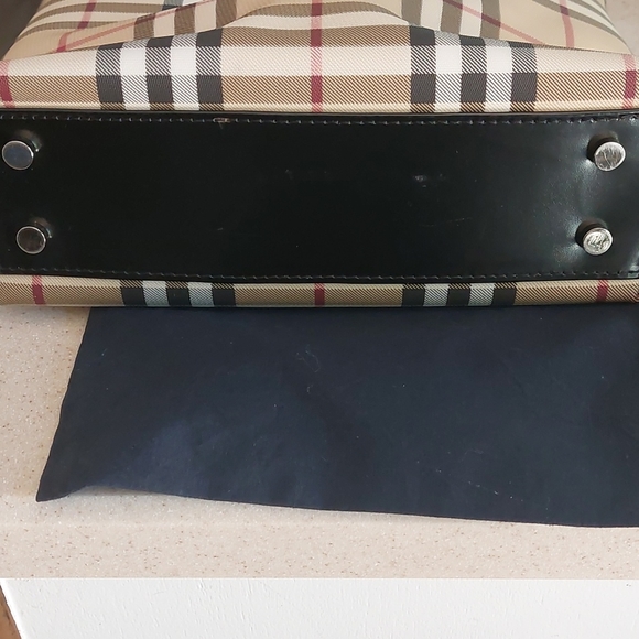 Authentic Burberry small tote and wallet comes with dust bag - Picture 5 of 16